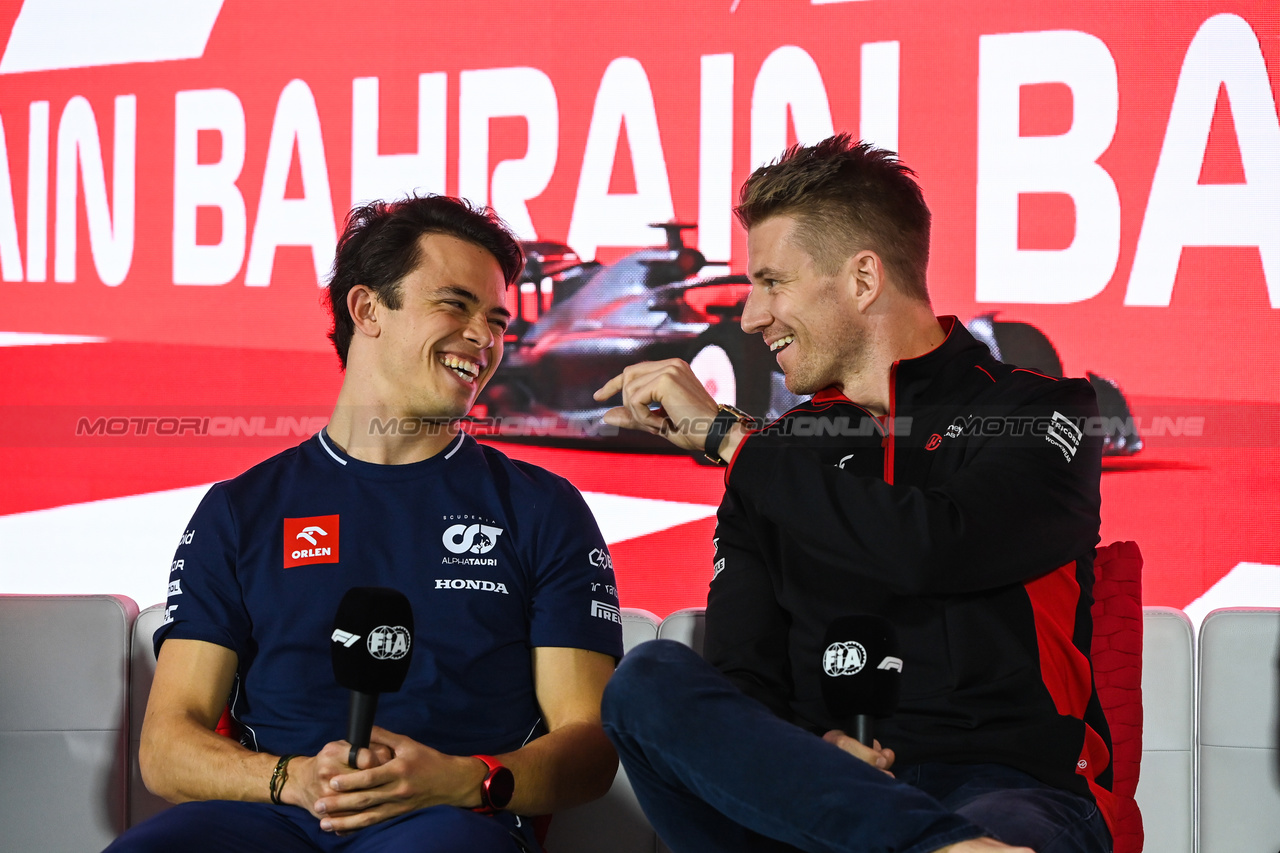 GP BAHRAIN, (L to R): Nyck de Vries (NLD) AlphaTauri e Nico Hulkenberg (GER) Haas F1 Team in the FIA Press Conference.

02.03.2023. Formula 1 World Championship, Rd 1, Bahrain Grand Prix, Sakhir, Bahrain, Preparation Day.

- www.xpbimages.com, EMail: requests@xpbimages.com © Copyright: XPB Images