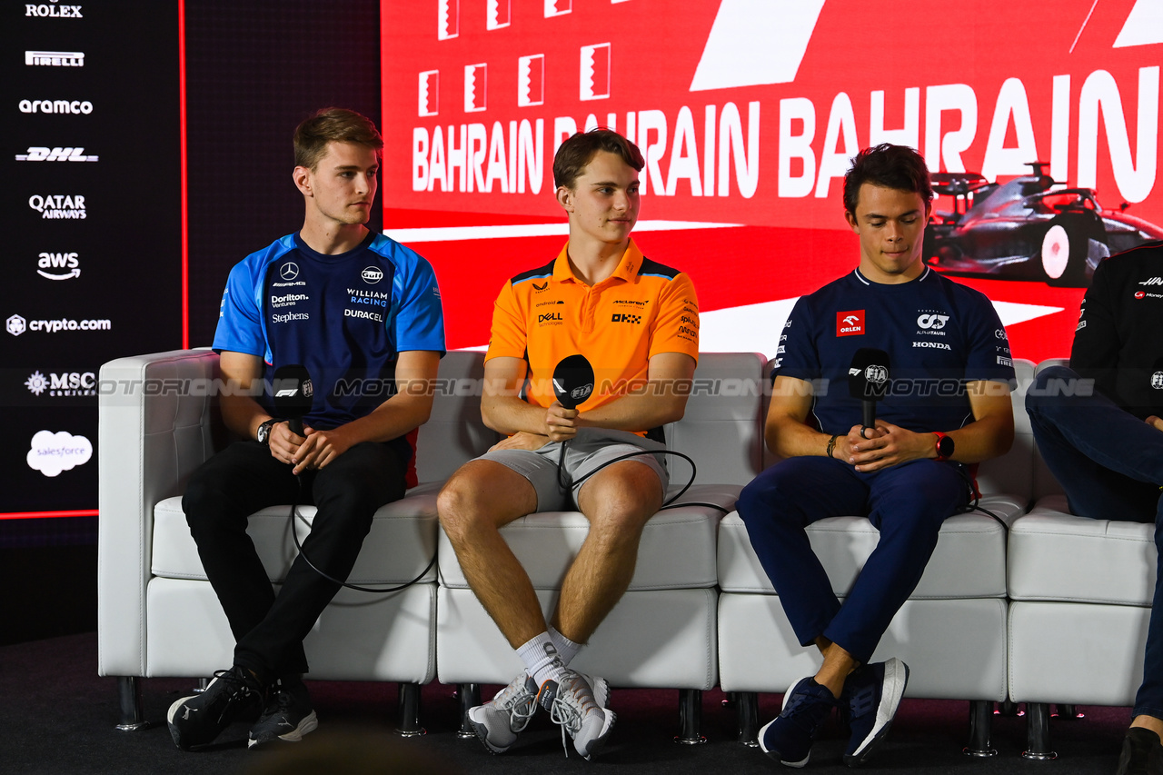 GP BAHRAIN, (L to R): Logan Sargeant (USA) Williams Racing; Oscar Piastri (AUS) McLaren; e Nyck de Vries (NLD) AlphaTauri, in the FIA Press Conference.

02.03.2023. Formula 1 World Championship, Rd 1, Bahrain Grand Prix, Sakhir, Bahrain, Preparation Day.

- www.xpbimages.com, EMail: requests@xpbimages.com © Copyright: XPB Images