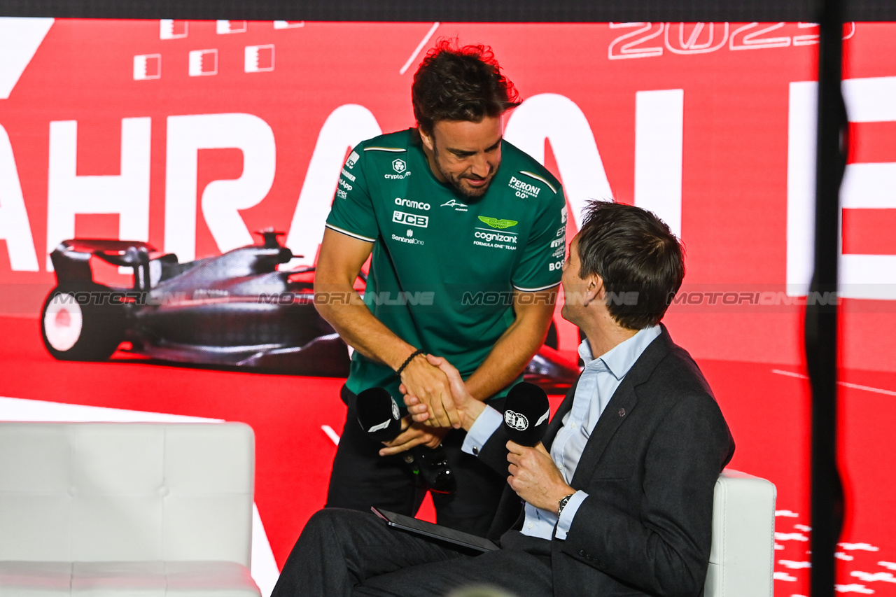 GP BAHRAIN, Fernando Alonso (ESP) Aston Martin F1 Team with Tom Clarkson (GBR) Journalist  in the FIA Press Conference.

02.03.2023. Formula 1 World Championship, Rd 1, Bahrain Grand Prix, Sakhir, Bahrain, Preparation Day.

- www.xpbimages.com, EMail: requests@xpbimages.com © Copyright: XPB Images