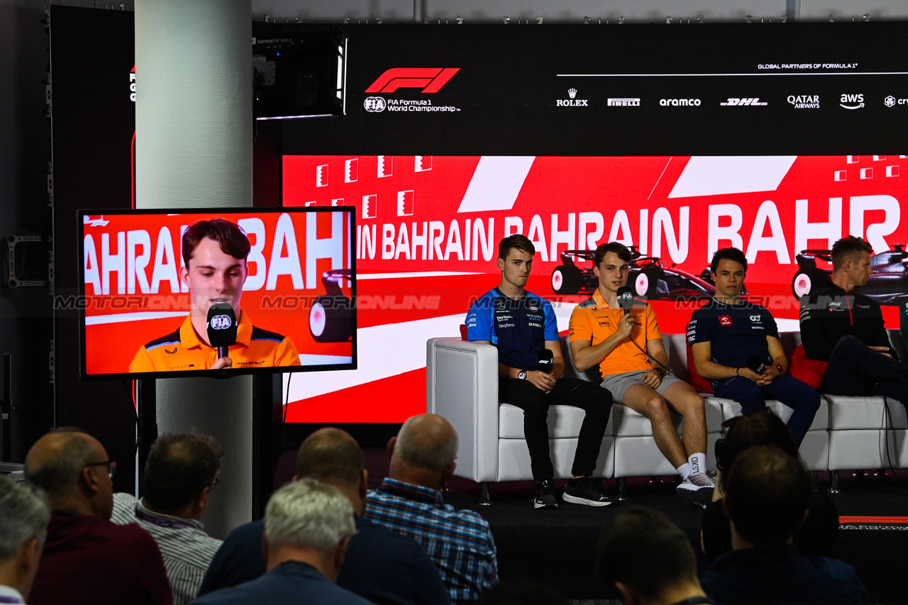 GP BAHRAIN, (L to R): Logan Sargeant (USA) Williams Racing; Oscar Piastri (AUS) McLaren; e Nyck de Vries (NLD) AlphaTauri, in the FIA Press Conference.

02.03.2023. Formula 1 World Championship, Rd 1, Bahrain Grand Prix, Sakhir, Bahrain, Preparation Day.

- www.xpbimages.com, EMail: requests@xpbimages.com © Copyright: XPB Images
