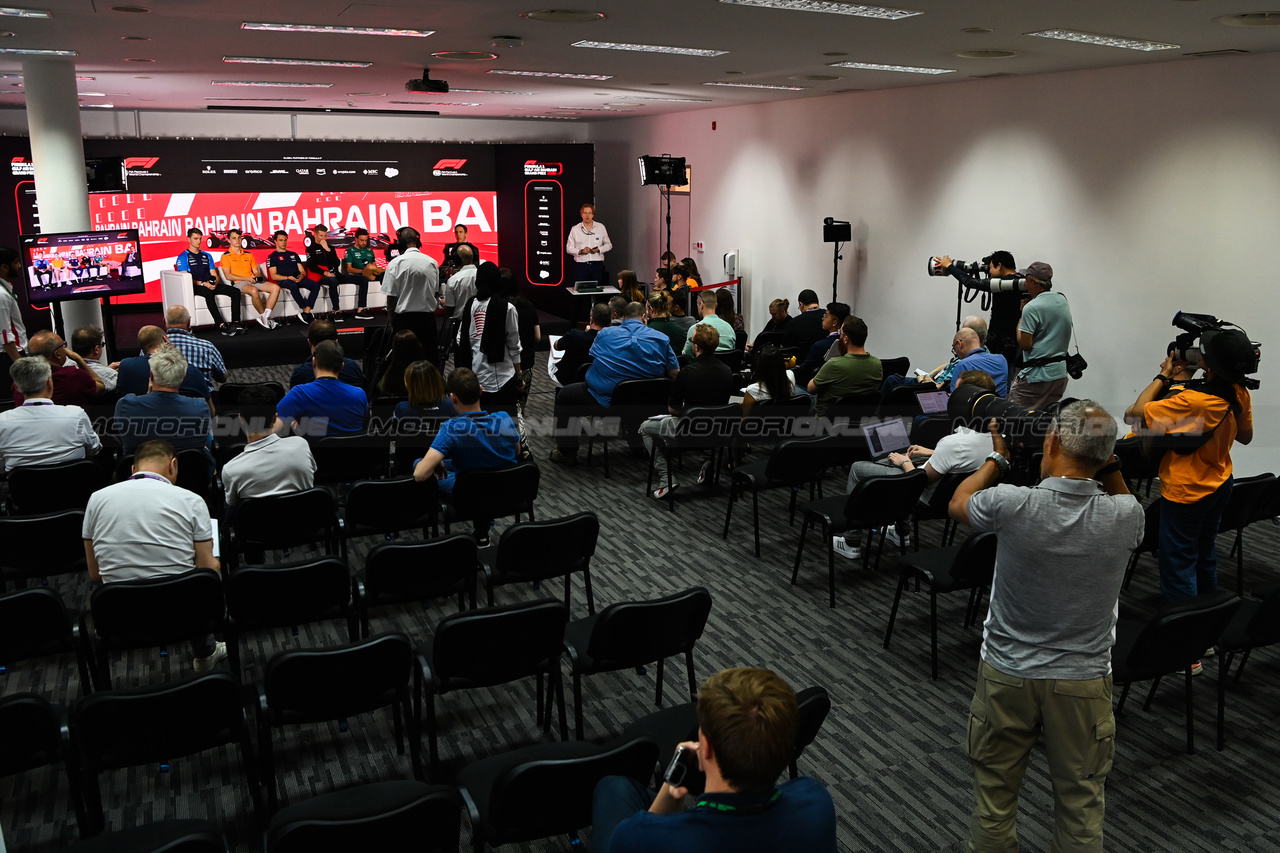 GP BAHRAIN, (L to R): Logan Sargeant (USA) Williams Racing; Oscar Piastri (AUS) McLaren; Nyck de Vries (NLD) AlphaTauri; Nico Hulkenberg (GER) Haas F1 Team; e Fernando Alonso (ESP) Aston Martin F1 Team, in the FIA Press Conference.

02.03.2023. Formula 1 World Championship, Rd 1, Bahrain Grand Prix, Sakhir, Bahrain, Preparation Day.

- www.xpbimages.com, EMail: requests@xpbimages.com © Copyright: XPB Images