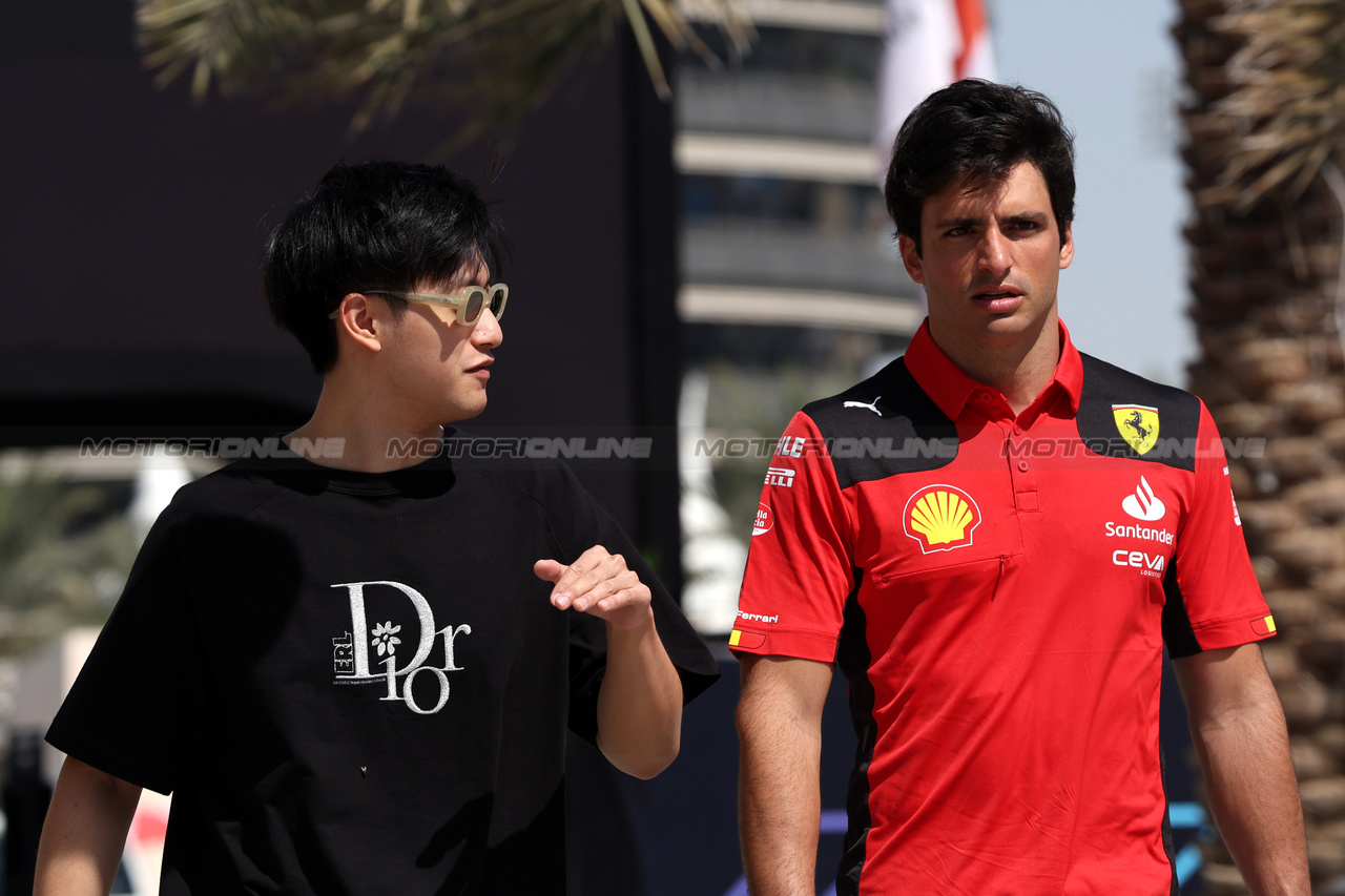 GP BAHRAIN, (L to R): Zhou Guanyu (CHN) Alfa Romeo F1 Team with Carlos Sainz Jr (ESP) Ferrari.

02.03.2023. Formula 1 World Championship, Rd 1, Bahrain Grand Prix, Sakhir, Bahrain, Preparation Day.

- www.xpbimages.com, EMail: requests@xpbimages.com © Copyright: Bearne / XPB Images