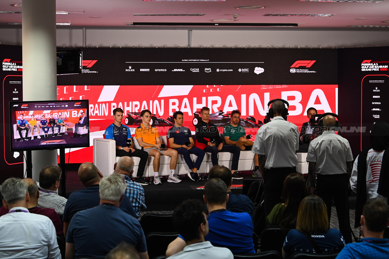 GP BAHRAIN, (L to R): Logan Sargeant (USA) Williams Racing; Oscar Piastri (AUS) McLaren; Nyck de Vries (NLD) AlphaTauri; Nico Hulkenberg (GER) Haas F1 Team; e Fernando Alonso (ESP) Aston Martin F1 Team, in the FIA Press Conference.

02.03.2023. Formula 1 World Championship, Rd 1, Bahrain Grand Prix, Sakhir, Bahrain, Preparation Day.

- www.xpbimages.com, EMail: requests@xpbimages.com © Copyright: XPB Images