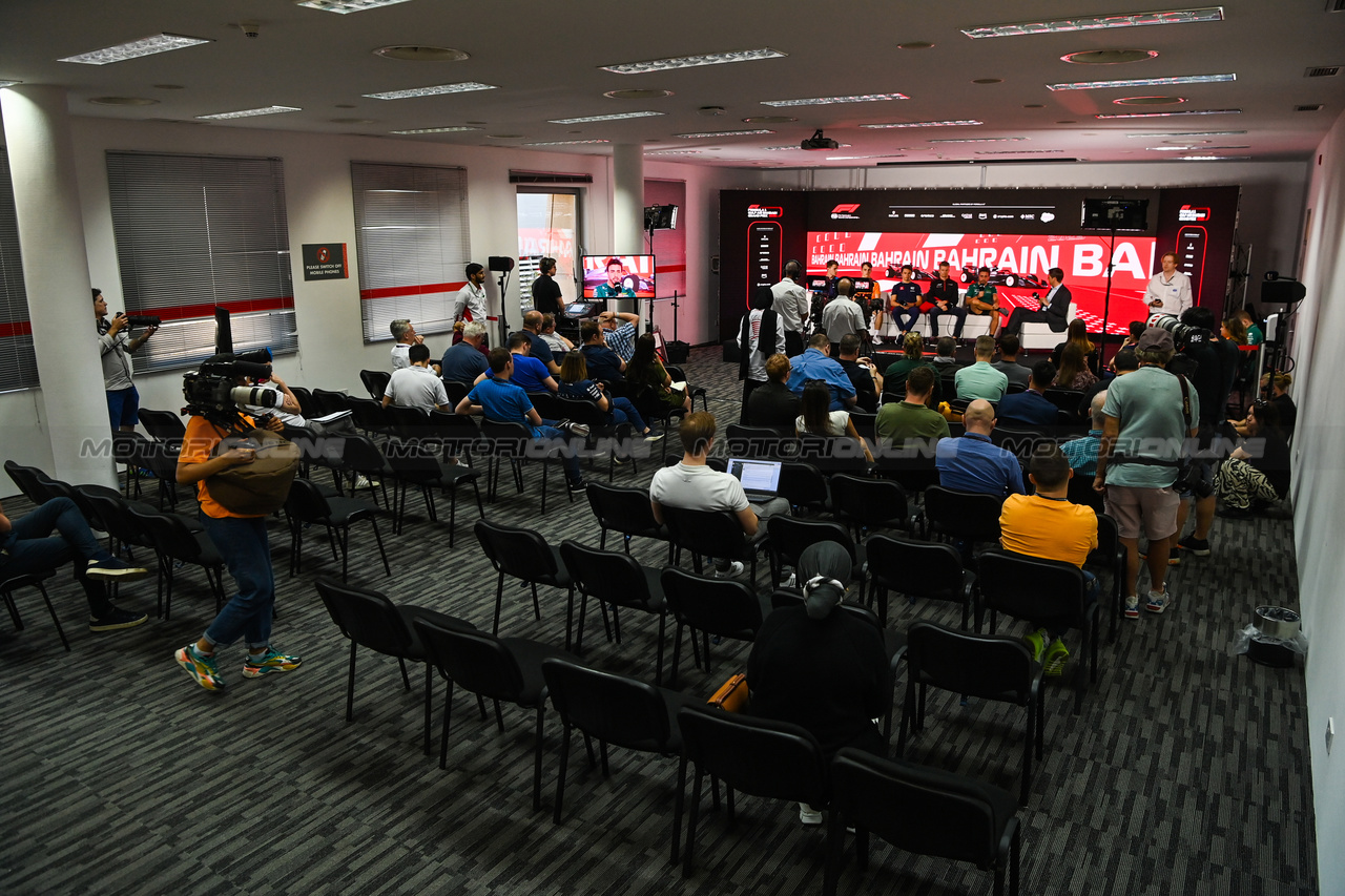 GP BAHRAIN, (L to R): Logan Sargeant (USA) Williams Racing; Oscar Piastri (AUS) McLaren; Nyck de Vries (NLD) AlphaTauri; Nico Hulkenberg (GER) Haas F1 Team; e Fernando Alonso (ESP) Aston Martin F1 Team, in the FIA Press Conference.

02.03.2023. Formula 1 World Championship, Rd 1, Bahrain Grand Prix, Sakhir, Bahrain, Preparation Day.

- www.xpbimages.com, EMail: requests@xpbimages.com © Copyright: XPB Images