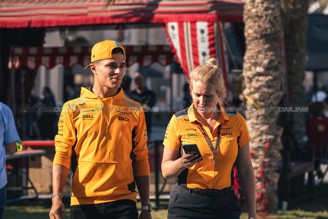 GP BAHRAIN, (L to R): Lando Norris (GBR) McLaren with Sophie Ogg (GBR) McLaren Communications Director.

02.03.2023. Formula 1 World Championship, Rd 1, Bahrain Grand Prix, Sakhir, Bahrain, Preparation Day.

- www.xpbimages.com, EMail: requests@xpbimages.com © Copyright: Bearne / XPB Images