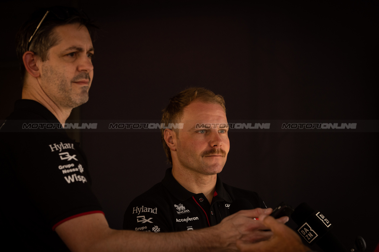 GP BAHRAIN, Valtteri Bottas (FIN) Alfa Romeo F1 Team with Will Ponissi (ITA) Alfa Romeo F1 Team Senior Communications Manager.

02.03.2023. Formula 1 World Championship, Rd 1, Bahrain Grand Prix, Sakhir, Bahrain, Preparation Day.

- www.xpbimages.com, EMail: requests@xpbimages.com © Copyright: Bearne / XPB Images