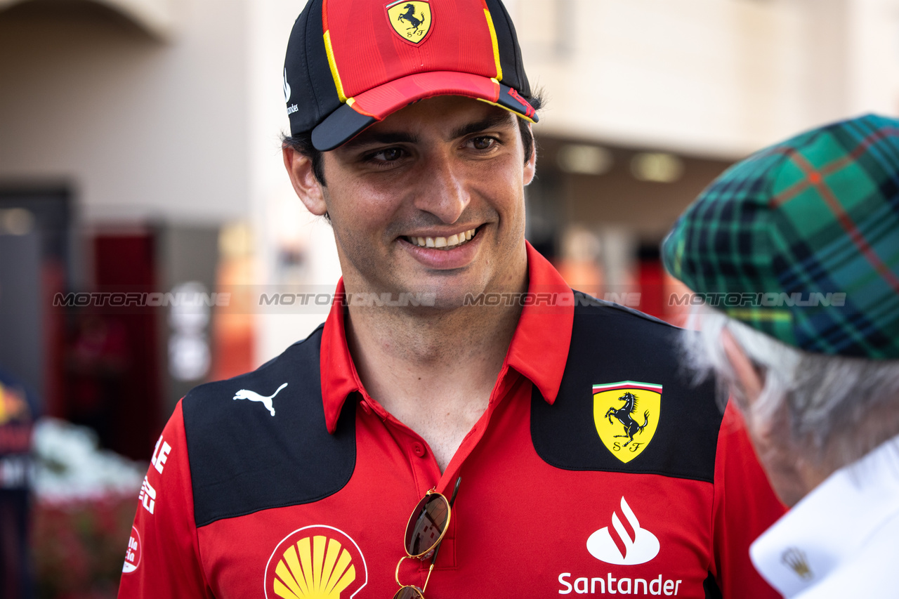GP BAHRAIN, Carlos Sainz Jr (ESP) Ferrari with Jackie Stewart (GBR).

02.03.2023. Formula 1 World Championship, Rd 1, Bahrain Grand Prix, Sakhir, Bahrain, Preparation Day.

- www.xpbimages.com, EMail: requests@xpbimages.com © Copyright: Bearne / XPB Images