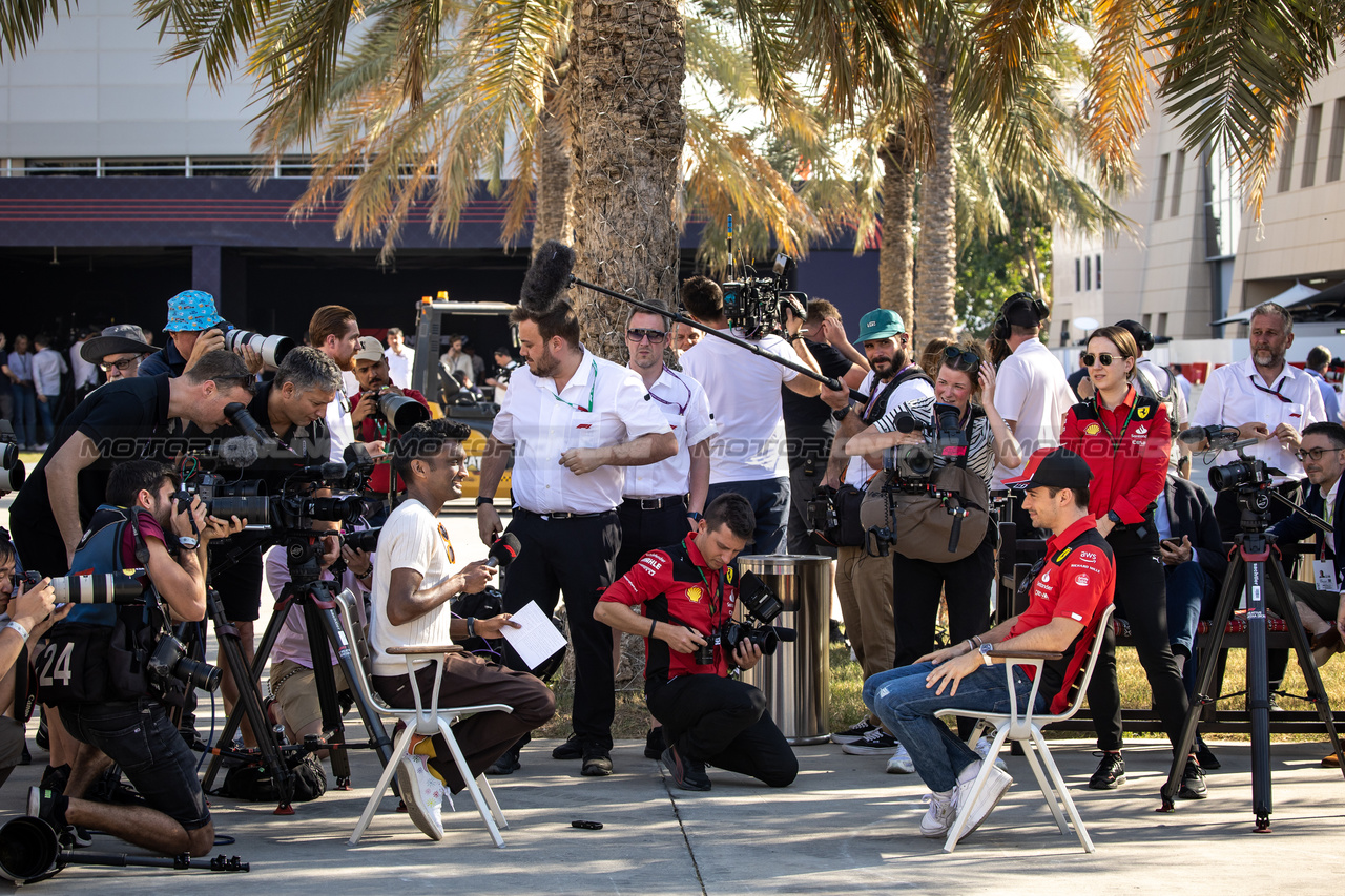 GP BAHRAIN, Charles Leclerc (MON) Ferrari with Lawrence Barretto (GBR) Formula 1 Senior Writer Editor.

02.03.2023. Formula 1 World Championship, Rd 1, Bahrain Grand Prix, Sakhir, Bahrain, Preparation Day.

- www.xpbimages.com, EMail: requests@xpbimages.com © Copyright: Bearne / XPB Images