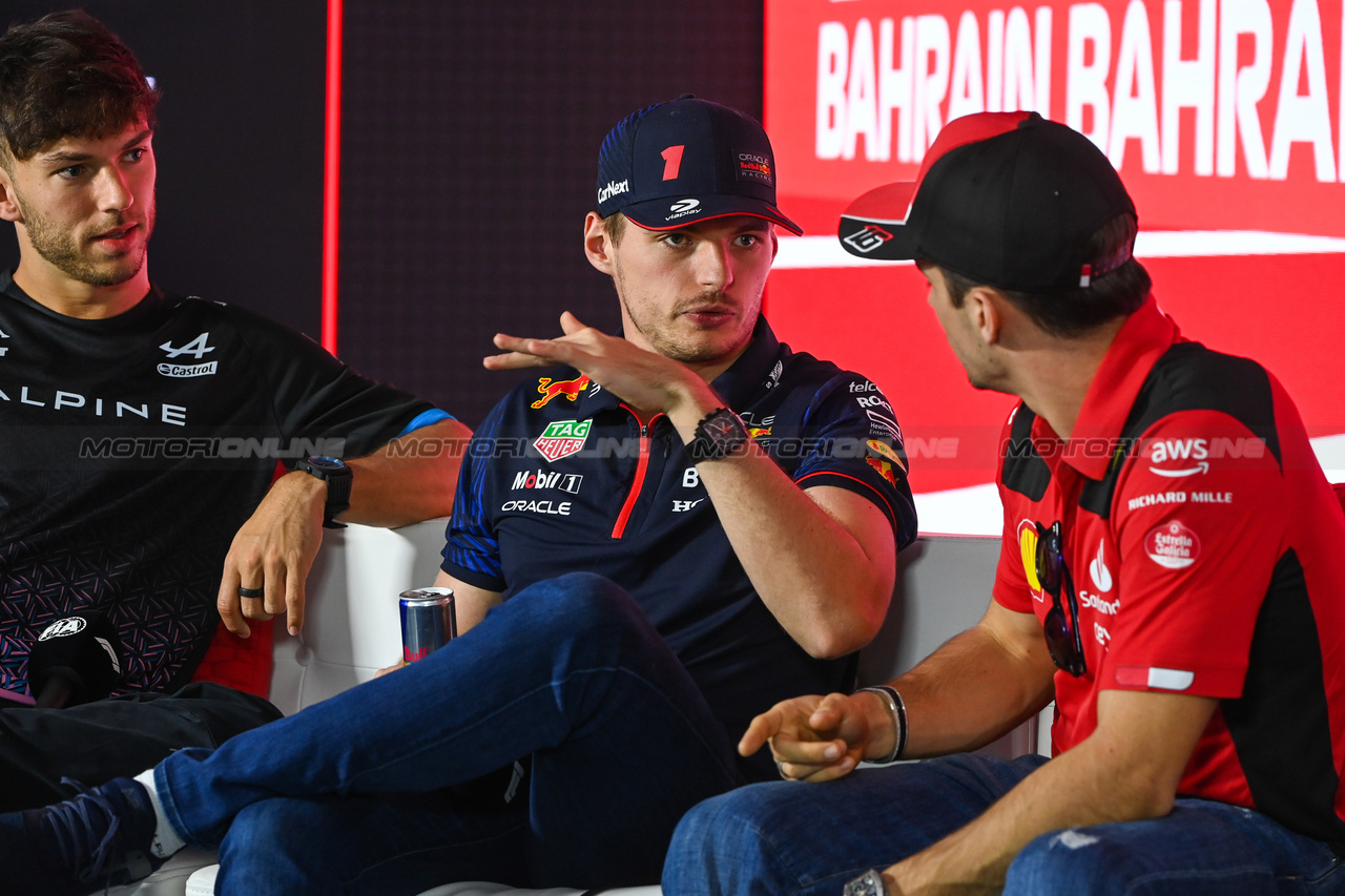 GP BAHRAIN, (L to R): Max Verstappen (NLD) Red Bull Racing e Pierre Gasly (FRA) Alpine F1 Team in the FIA Press Conference.

02.03.2023. Formula 1 World Championship, Rd 1, Bahrain Grand Prix, Sakhir, Bahrain, Preparation Day.

- www.xpbimages.com, EMail: requests@xpbimages.com © Copyright: XPB Images