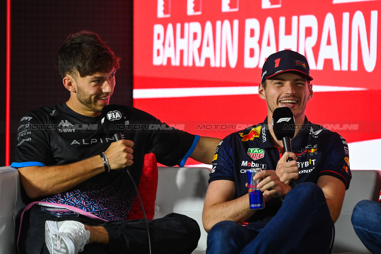 GP BAHRAIN, (L to R): Pierre Gasly (FRA) Alpine F1 Team e Max Verstappen (NLD) Red Bull Racing in the FIA Press Conference.

02.03.2023. Formula 1 World Championship, Rd 1, Bahrain Grand Prix, Sakhir, Bahrain, Preparation Day.

- www.xpbimages.com, EMail: requests@xpbimages.com © Copyright: XPB Images