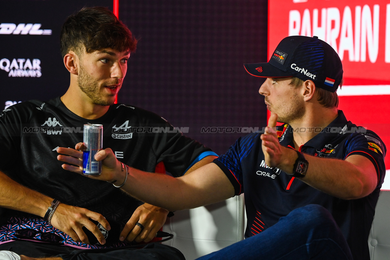 GP BAHRAIN, (L to R): Pierre Gasly (FRA) Alpine F1 Team e Max Verstappen (NLD) Red Bull Racing in the FIA Press Conference.

02.03.2023. Formula 1 World Championship, Rd 1, Bahrain Grand Prix, Sakhir, Bahrain, Preparation Day.

- www.xpbimages.com, EMail: requests@xpbimages.com © Copyright: XPB Images