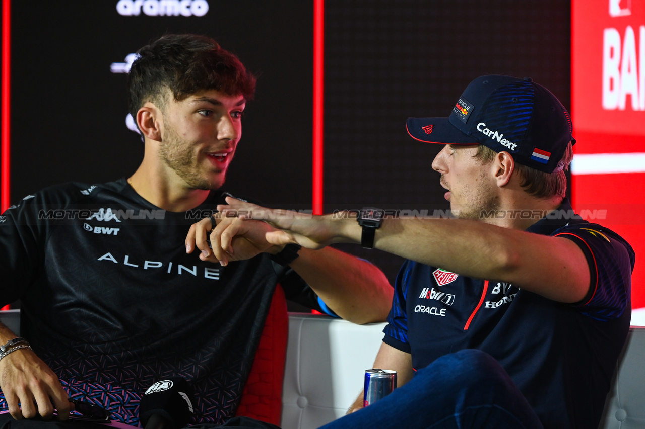 GP BAHRAIN, (L to R): Pierre Gasly (FRA) Alpine F1 Team e Max Verstappen (NLD) Red Bull Racing in the FIA Press Conference.

02.03.2023. Formula 1 World Championship, Rd 1, Bahrain Grand Prix, Sakhir, Bahrain, Preparation Day.

- www.xpbimages.com, EMail: requests@xpbimages.com © Copyright: XPB Images