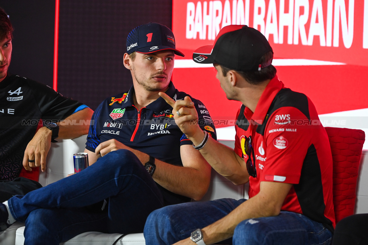GP BAHRAIN, (L to R): Max Verstappen (NLD) Red Bull Racing e Pierre Gasly (FRA) Alpine F1 Team in the FIA Press Conference.

02.03.2023. Formula 1 World Championship, Rd 1, Bahrain Grand Prix, Sakhir, Bahrain, Preparation Day.

- www.xpbimages.com, EMail: requests@xpbimages.com © Copyright: XPB Images