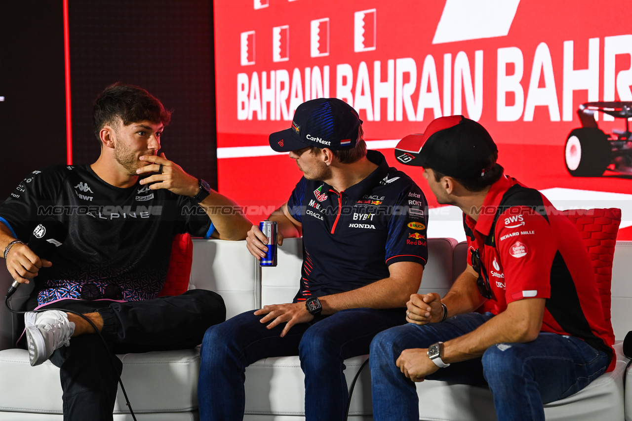 GP BAHRAIN, (L to R): Pierre Gasly (FRA) Alpine F1 Team; Max Verstappen (NLD) Red Bull Racing; e Charles Leclerc (MON) Ferrari, in the FIA Press Conference.

02.03.2023. Formula 1 World Championship, Rd 1, Bahrain Grand Prix, Sakhir, Bahrain, Preparation Day.

- www.xpbimages.com, EMail: requests@xpbimages.com © Copyright: XPB Images