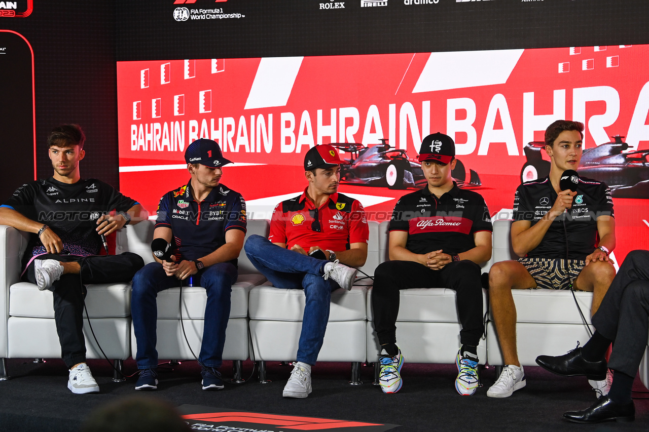 GP BAHRAIN, (L to R): Pierre Gasly (FRA) Alpine F1 Team; Max Verstappen (NLD) Red Bull Racing; Charles Leclerc (MON) Ferrari; Zhou Guanyu (CHN) Alfa Romeo F1 Team; e George Russell (GBR) Mercedes AMG F1, in the FIA Press Conference.

02.03.2023. Formula 1 World Championship, Rd 1, Bahrain Grand Prix, Sakhir, Bahrain, Preparation Day.

- www.xpbimages.com, EMail: requests@xpbimages.com © Copyright: XPB Images