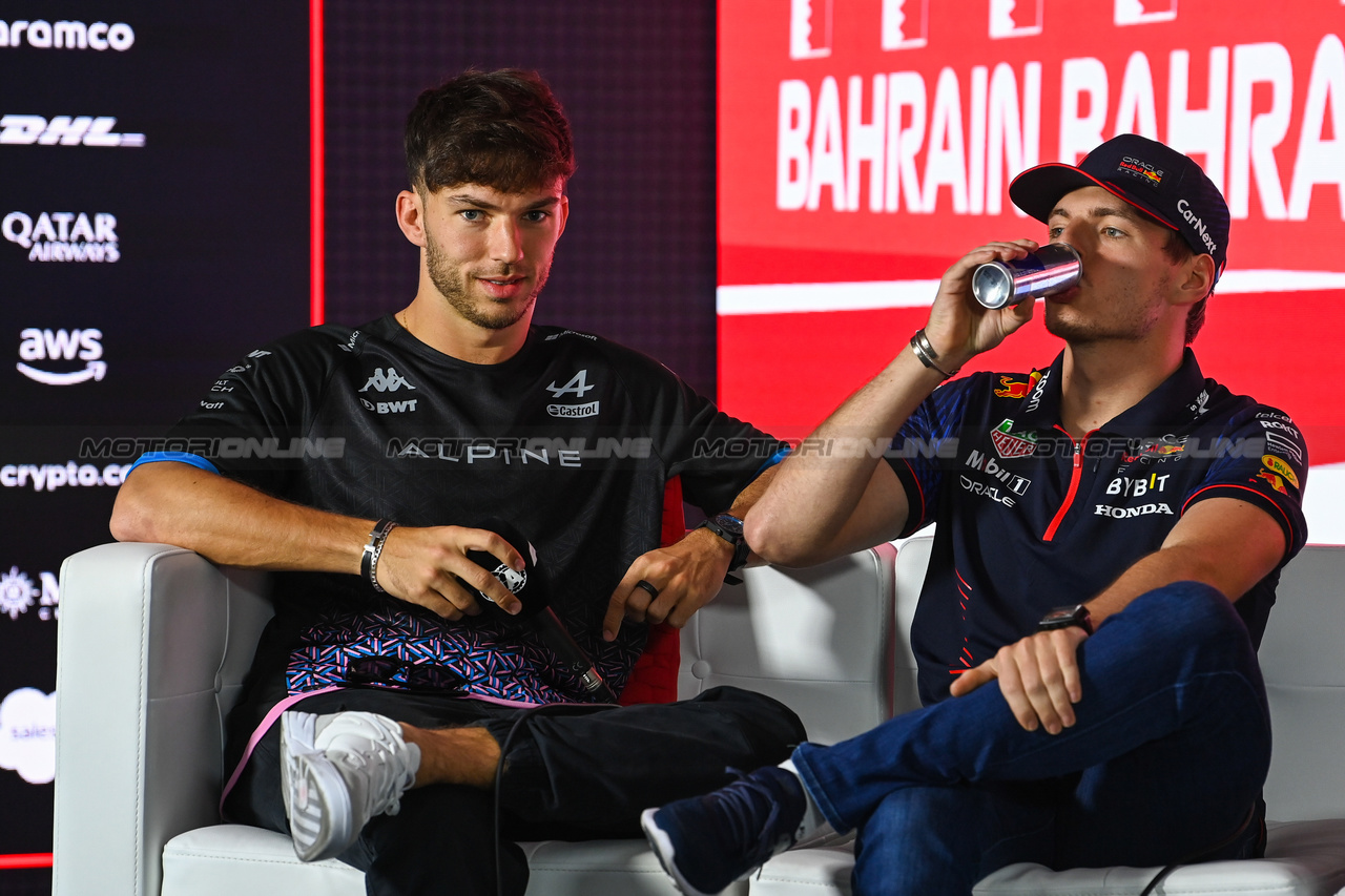 GP BAHRAIN, (L to R): Pierre Gasly (FRA) Alpine F1 Team e Max Verstappen (NLD) Red Bull Racing in the FIA Press Conference.

02.03.2023. Formula 1 World Championship, Rd 1, Bahrain Grand Prix, Sakhir, Bahrain, Preparation Day.

- www.xpbimages.com, EMail: requests@xpbimages.com © Copyright: XPB Images