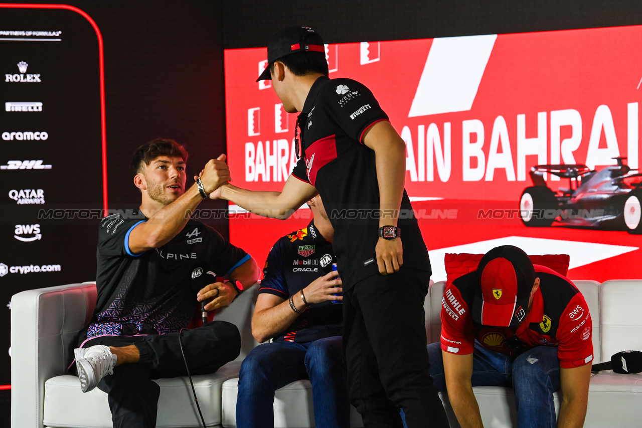 GP BAHRAIN, (L to R): Pierre Gasly (FRA) Alpine F1 Team e Zhou Guanyu (CHN) Alfa Romeo F1 Team in the FIA Press Conference.

02.03.2023. Formula 1 World Championship, Rd 1, Bahrain Grand Prix, Sakhir, Bahrain, Preparation Day.

- www.xpbimages.com, EMail: requests@xpbimages.com © Copyright: XPB Images