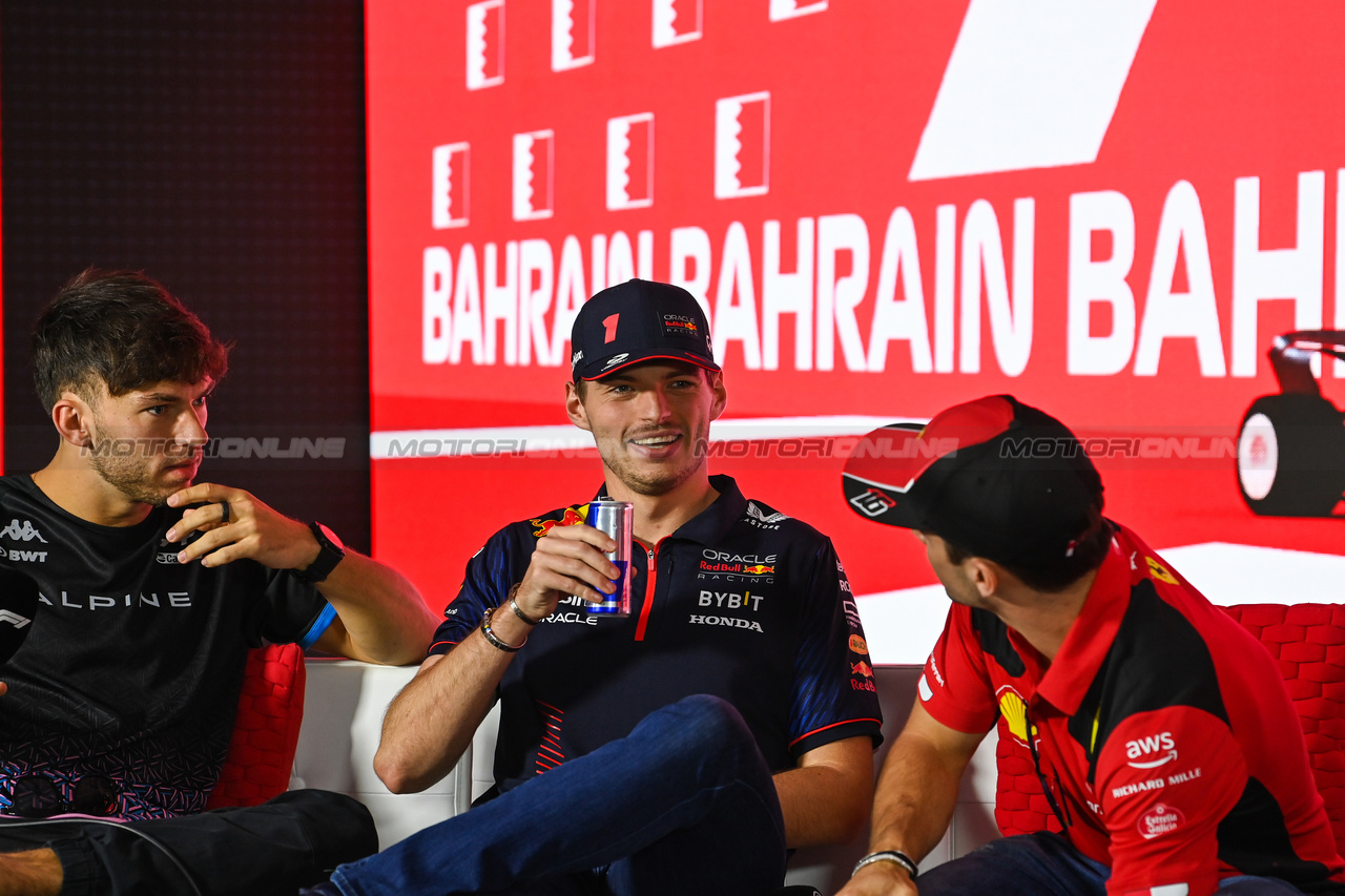 GP BAHRAIN, (L to R): Pierre Gasly (FRA) Alpine F1 Team; Max Verstappen (NLD) Red Bull Racing; e Charles Leclerc (MON) Ferrari, in the FIA Press Conference.

02.03.2023. Formula 1 World Championship, Rd 1, Bahrain Grand Prix, Sakhir, Bahrain, Preparation Day.

- www.xpbimages.com, EMail: requests@xpbimages.com © Copyright: XPB Images