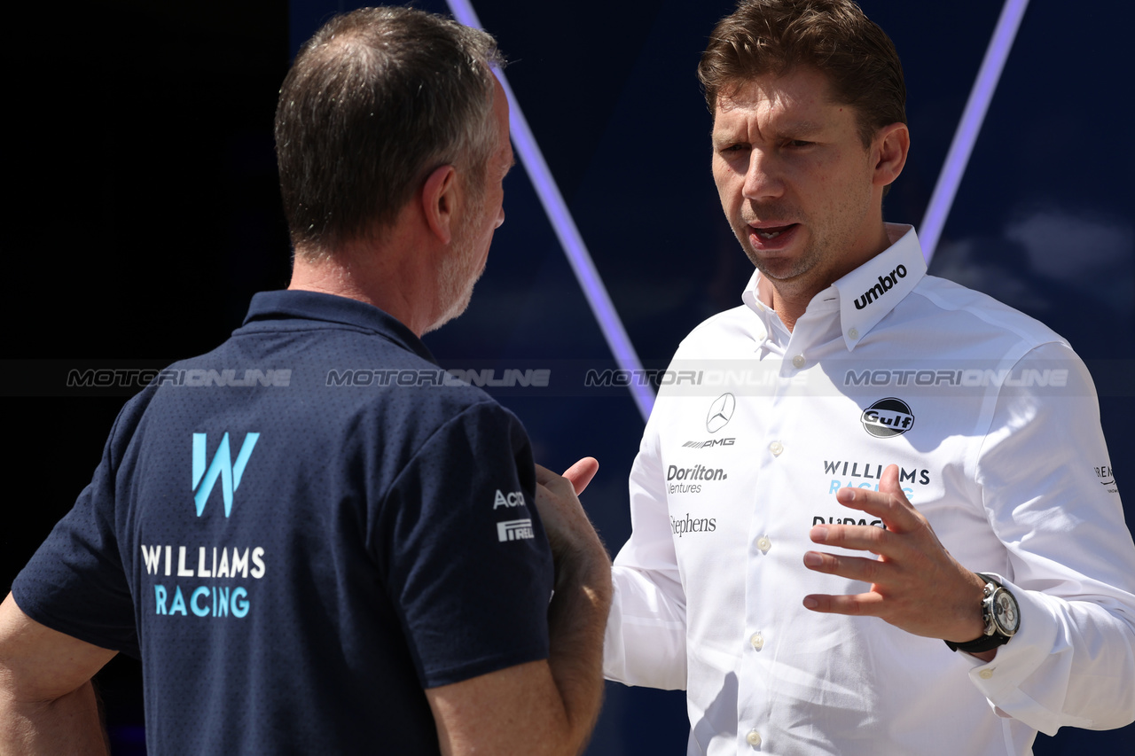 GP BAHRAIN, James Vowles (GBR) Williams Racing Team Principal (Right) with Dave Worner (GBR) Williams Racing Interim Technical Director (Left).

02.03.2023. Formula 1 World Championship, Rd 1, Bahrain Grand Prix, Sakhir, Bahrain, Preparation Day.

- www.xpbimages.com, EMail: requests@xpbimages.com © Copyright: Bearne / XPB Images