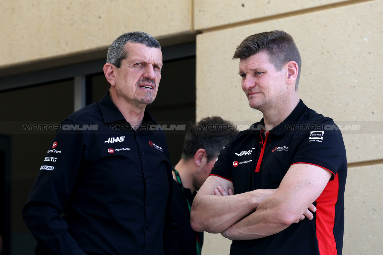 GP BAHRAIN, (L to R): Guenther Steiner (ITA) Haas F1 Team Prinicipal with Thomas Jorgensen (DEN) Haas F1 Team Personal Trainer.

02.03.2023. Formula 1 World Championship, Rd 1, Bahrain Grand Prix, Sakhir, Bahrain, Preparation Day.

- www.xpbimages.com, EMail: requests@xpbimages.com © Copyright: Bearne / XPB Images