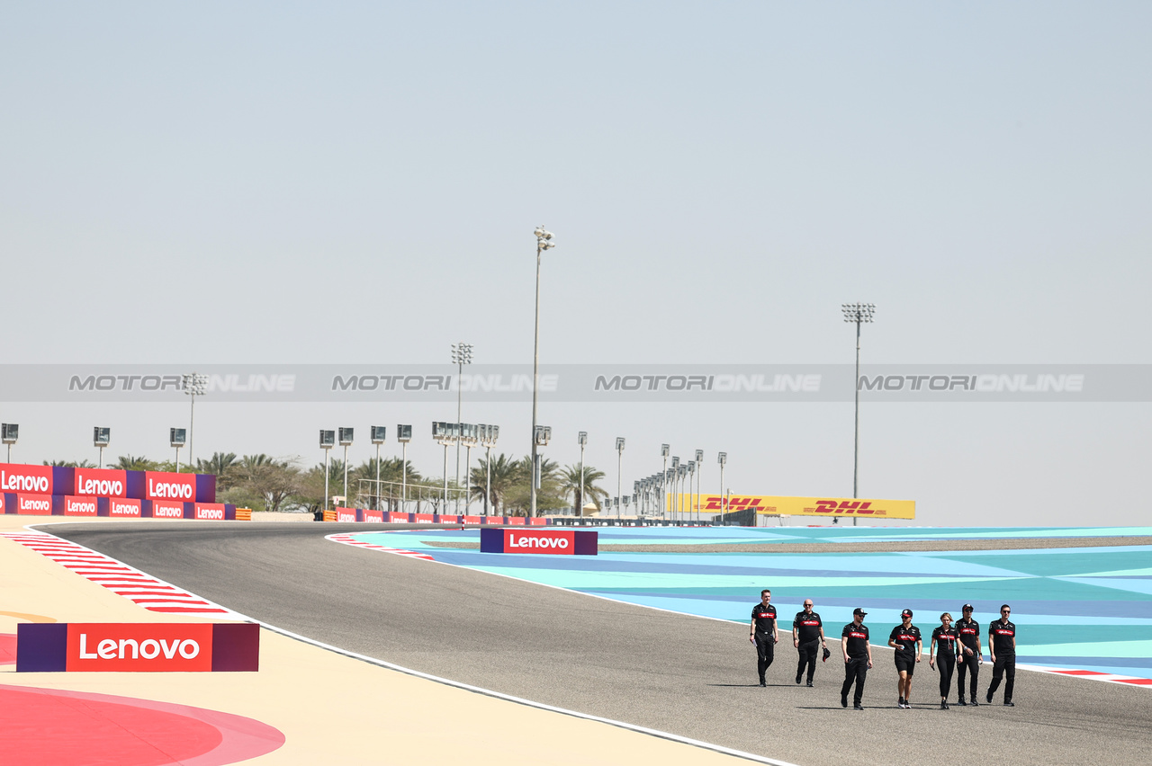 GP BAHRAIN, Guanyu Zhou (CHI), Alfa Romeo Racing 
02.03.2023. Formula 1 World Championship, Rd 1, Bahrain Grand Prix, Sakhir, Bahrain, Preparation Day.
- www.xpbimages.com, EMail: requests@xpbimages.com ¬© Copyright: Charniaux / XPB Images