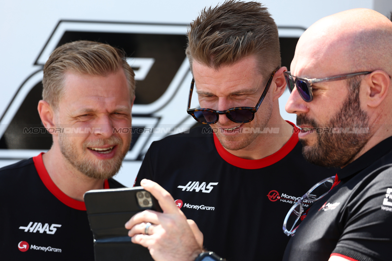 GP BAHRAIN, (L to R): Kevin Magnussen (DEN) Haas F1 Team with Nico Hulkenberg (GER) Haas F1 Team e Stuart Morrison (GBR) Haas F1 Team Head of Communications.

02.03.2023. Formula 1 World Championship, Rd 1, Bahrain Grand Prix, Sakhir, Bahrain, Preparation Day.

 - www.xpbimages.com, EMail: requests@xpbimages.com © Copyright: Coates / XPB Images