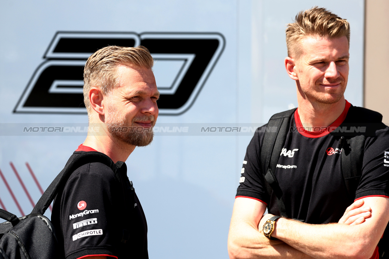 GP BAHRAIN, (L to R): Kevin Magnussen (DEN) Haas F1 Team with team mate Nico Hulkenberg (GER) Haas F1 Team.

02.03.2023. Formula 1 World Championship, Rd 1, Bahrain Grand Prix, Sakhir, Bahrain, Preparation Day.

 - www.xpbimages.com, EMail: requests@xpbimages.com © Copyright: Coates / XPB Images