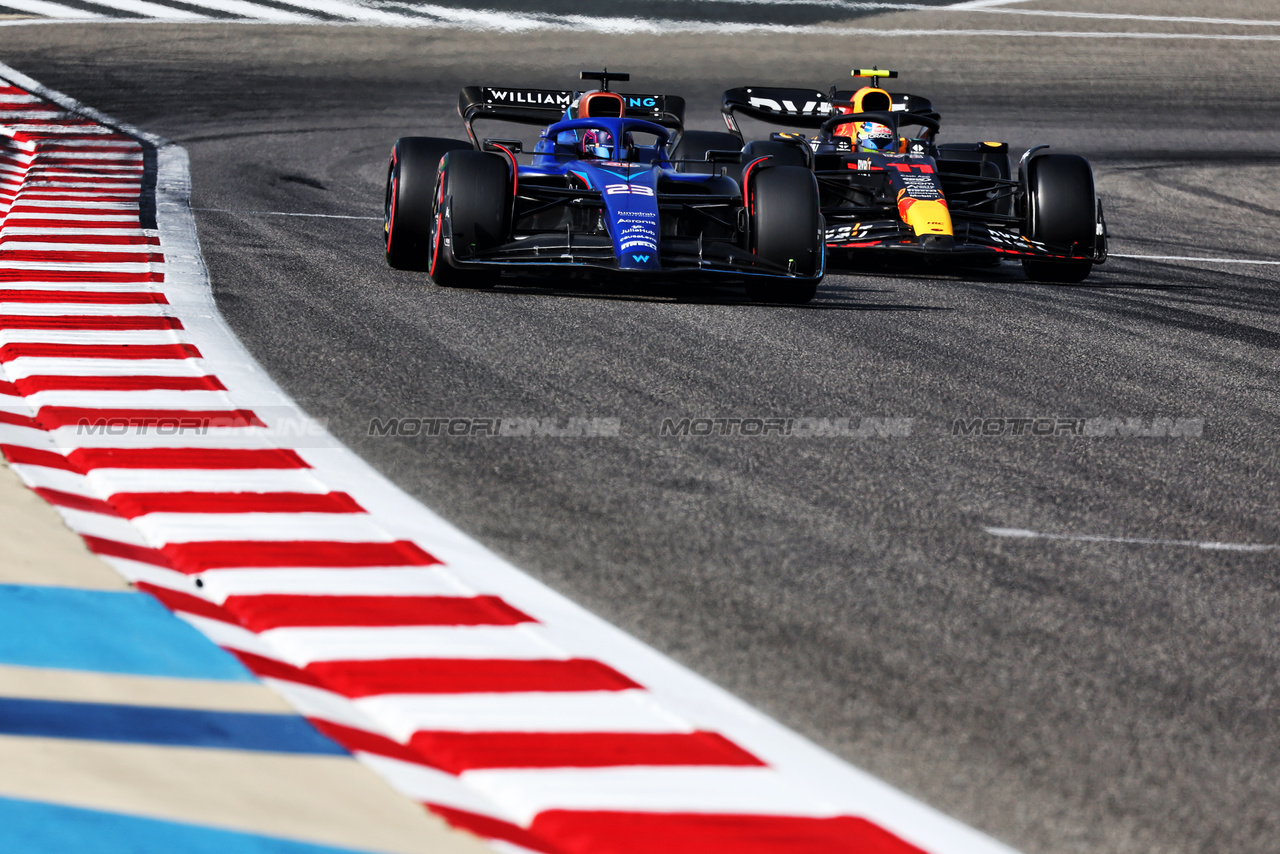 GP BAHRAIN, Alexander Albon (THA) Williams Racing FW45 e Sergio Perez (MEX) Red Bull Racing RB19.

04.03.2023. Formula 1 World Championship, Rd 1, Bahrain Grand Prix, Sakhir, Bahrain, Qualifiche Day.

- www.xpbimages.com, EMail: requests@xpbimages.com © Copyright: Moy / XPB Images