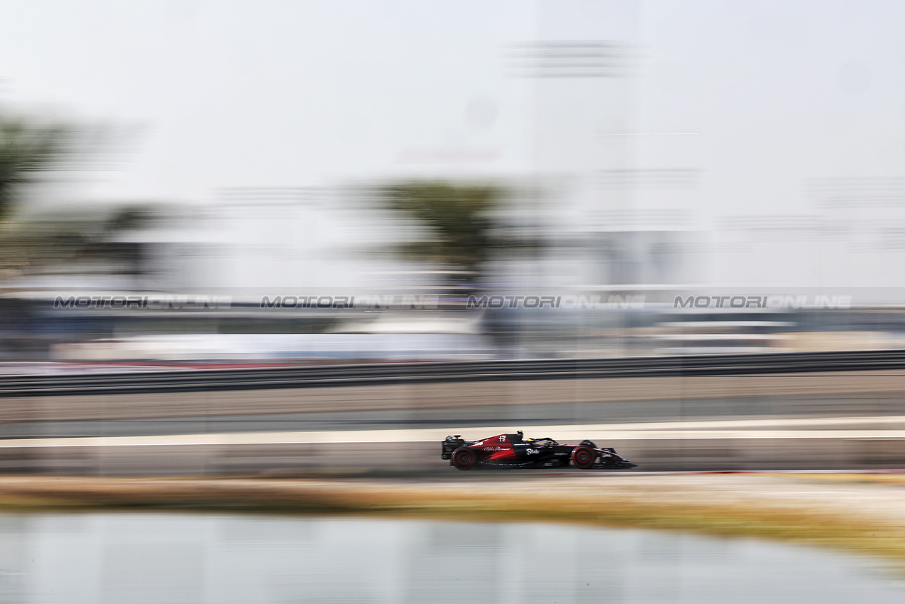 GP BAHRAIN, Zhou Guanyu (CHN) Alfa Romeo F1 Team C43.

04.03.2023. Formula 1 World Championship, Rd 1, Bahrain Grand Prix, Sakhir, Bahrain, Qualifiche Day.

- www.xpbimages.com, EMail: requests@xpbimages.com © Copyright: Bearne / XPB Images