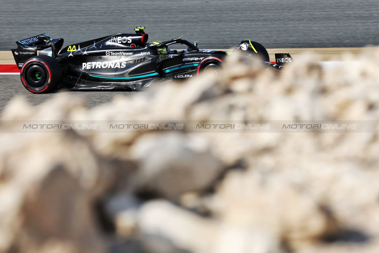 GP BAHRAIN, Lewis Hamilton (GBR) Mercedes AMG F1 W14.

04.03.2023. Formula 1 World Championship, Rd 1, Bahrain Grand Prix, Sakhir, Bahrain, Qualifiche Day.

- www.xpbimages.com, EMail: requests@xpbimages.com © Copyright: Bearne / XPB Images