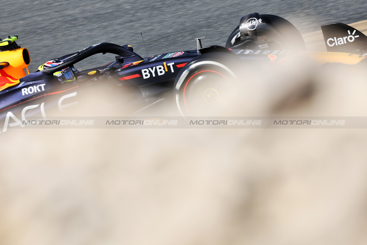 GP BAHRAIN, Sergio Perez (MEX) Red Bull Racing RB19.

04.03.2023. Formula 1 World Championship, Rd 1, Bahrain Grand Prix, Sakhir, Bahrain, Qualifiche Day.

- www.xpbimages.com, EMail: requests@xpbimages.com © Copyright: Bearne / XPB Images