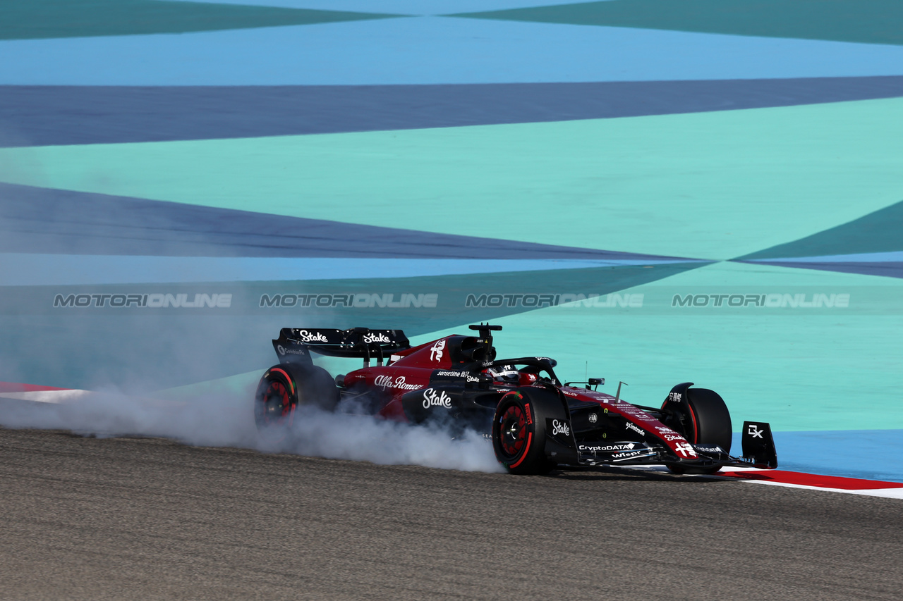 GP BAHRAIN, Valtteri Bottas (FIN) Alfa Romeo F1 Team C43 locks up under braking.

04.03.2023. Formula 1 World Championship, Rd 1, Bahrain Grand Prix, Sakhir, Bahrain, Qualifiche Day.

- www.xpbimages.com, EMail: requests@xpbimages.com © Copyright: Moy / XPB Images