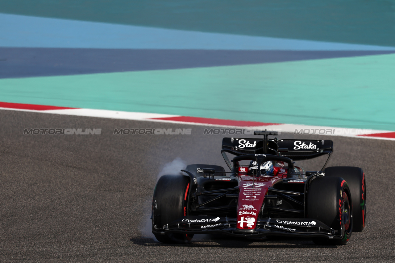 GP BAHRAIN, Valtteri Bottas (FIN) Alfa Romeo F1 Team C43 locks up under braking.

04.03.2023. Formula 1 World Championship, Rd 1, Bahrain Grand Prix, Sakhir, Bahrain, Qualifiche Day.

- www.xpbimages.com, EMail: requests@xpbimages.com © Copyright: Moy / XPB Images