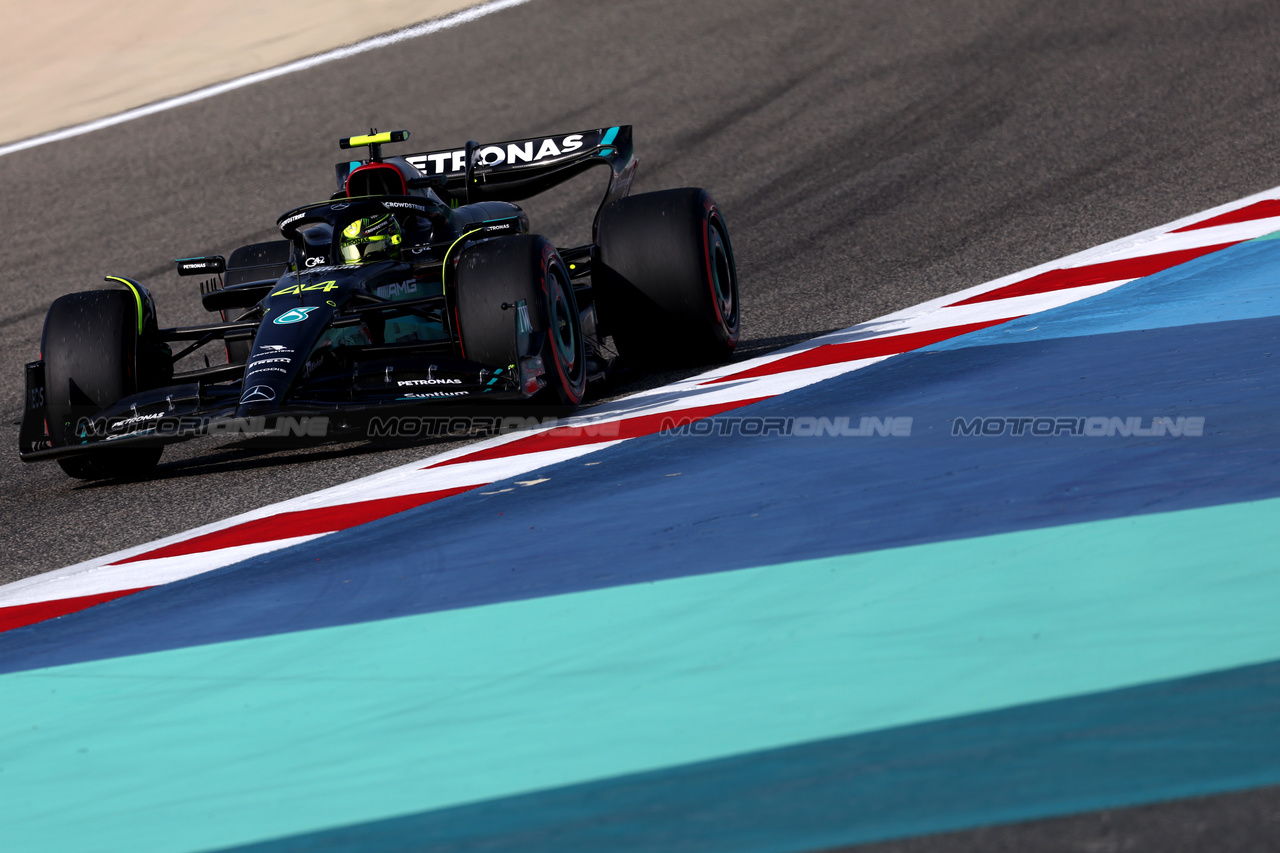 GP BAHRAIN, Lewis Hamilton (GBR) Mercedes AMG F1 W14.

04.03.2023. Formula 1 World Championship, Rd 1, Bahrain Grand Prix, Sakhir, Bahrain, Qualifiche Day.

- www.xpbimages.com, EMail: requests@xpbimages.com © Copyright: Moy / XPB Images