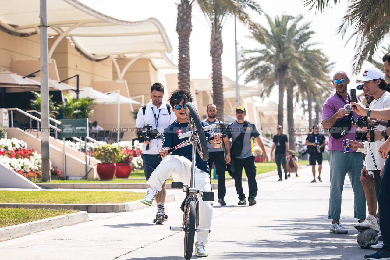 GP BAHRAIN, Yuki Tsunoda (JPN) AlphaTauri on a BMX bike.

04.03.2023. Formula 1 World Championship, Rd 1, Bahrain Grand Prix, Sakhir, Bahrain, Qualifiche Day.

- www.xpbimages.com, EMail: requests@xpbimages.com © Copyright: Bearne / XPB Images