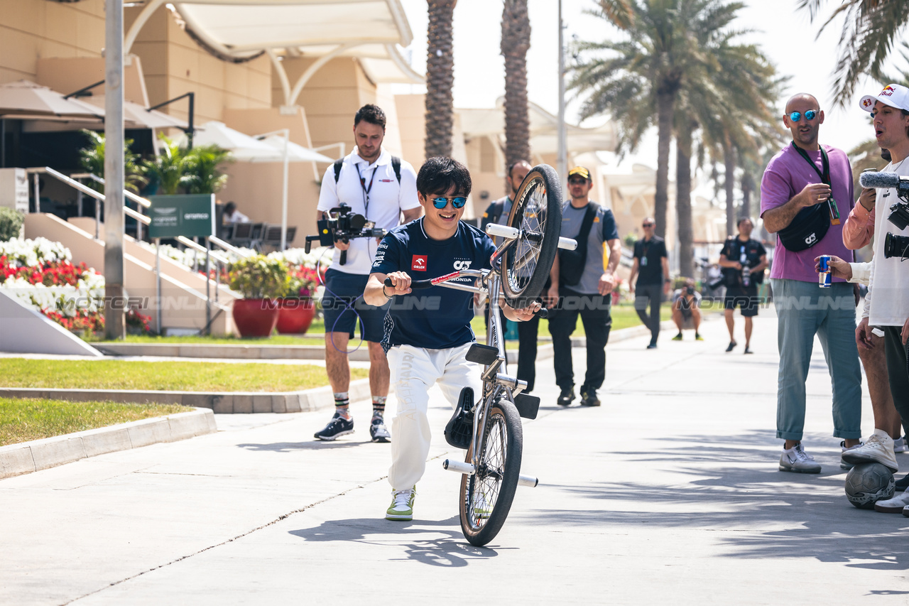 GP BAHRAIN, Yuki Tsunoda (JPN) AlphaTauri on a BMX bike.

04.03.2023. Formula 1 World Championship, Rd 1, Bahrain Grand Prix, Sakhir, Bahrain, Qualifiche Day.

- www.xpbimages.com, EMail: requests@xpbimages.com © Copyright: Bearne / XPB Images