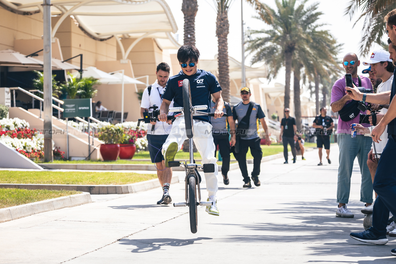 GP BAHRAIN, Yuki Tsunoda (JPN) AlphaTauri on a BMX bike.

04.03.2023. Formula 1 World Championship, Rd 1, Bahrain Grand Prix, Sakhir, Bahrain, Qualifiche Day.

- www.xpbimages.com, EMail: requests@xpbimages.com © Copyright: Bearne / XPB Images