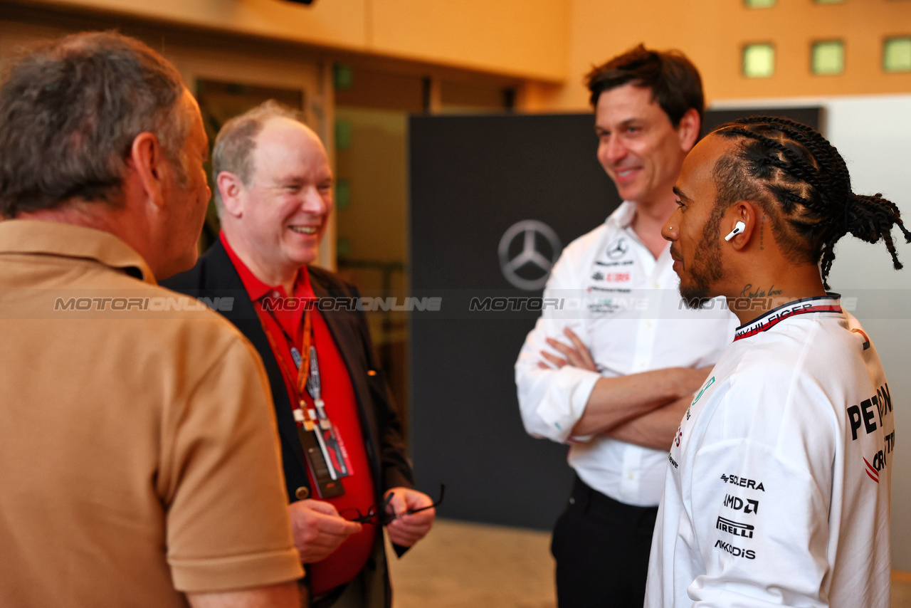 GP BAHRAIN, (L to R): Gerhard Berger (AUT) with HSH Prince Albert of Monaco (MON); Toto Wolff (GER) Mercedes AMG F1 Shareholder e Executive Director; e Lewis Hamilton (GBR) Mercedes AMG F1.

04.03.2023. Formula 1 World Championship, Rd 1, Bahrain Grand Prix, Sakhir, Bahrain, Qualifiche Day.

 - www.xpbimages.com, EMail: requests@xpbimages.com © Copyright: Coates / XPB Images