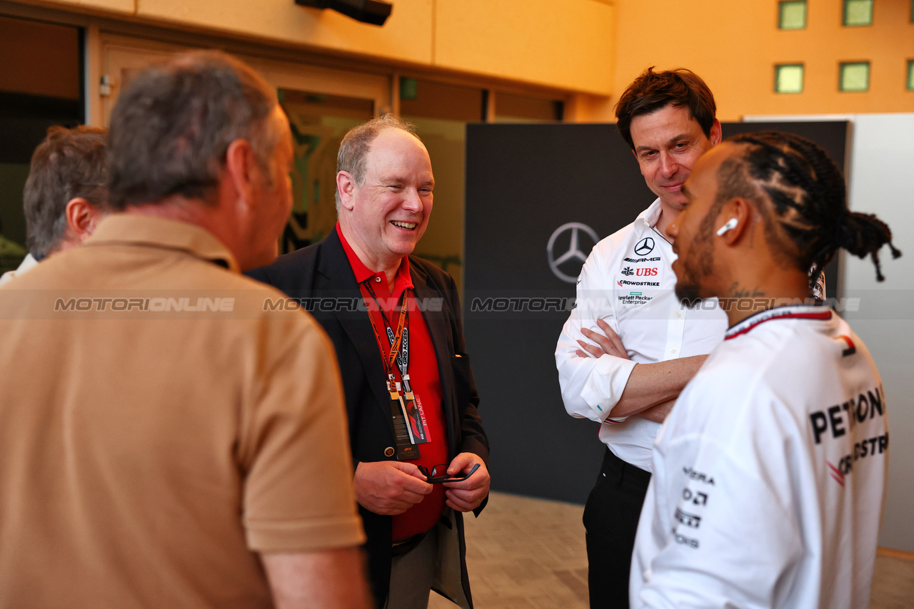 GP BAHRAIN, (L to R): Gerhard Berger (AUT) with HSH Prince Albert of Monaco (MON); Toto Wolff (GER) Mercedes AMG F1 Shareholder e Executive Director; e Lewis Hamilton (GBR) Mercedes AMG F1.

04.03.2023. Formula 1 World Championship, Rd 1, Bahrain Grand Prix, Sakhir, Bahrain, Qualifiche Day.

 - www.xpbimages.com, EMail: requests@xpbimages.com © Copyright: Coates / XPB Images