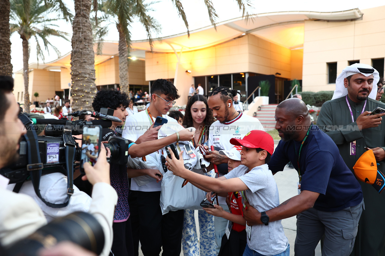 GP BAHRAIN, Lewis Hamilton (GBR) Mercedes AMG F1 with fans.

04.03.2023. Formula 1 World Championship, Rd 1, Bahrain Grand Prix, Sakhir, Bahrain, Qualifiche Day.

 - www.xpbimages.com, EMail: requests@xpbimages.com © Copyright: Coates / XPB Images