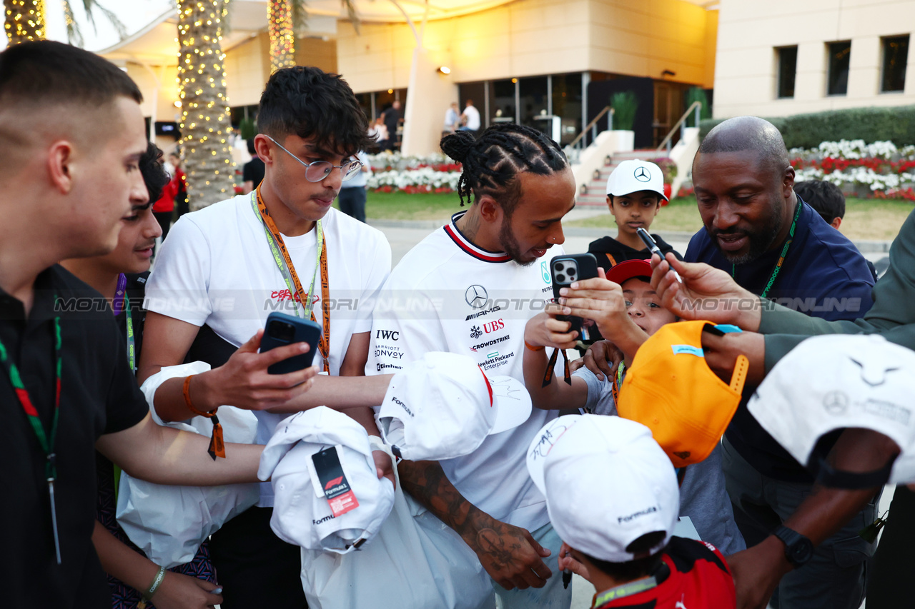 GP BAHRAIN, Lewis Hamilton (GBR) Mercedes AMG F1 with fans.

04.03.2023. Formula 1 World Championship, Rd 1, Bahrain Grand Prix, Sakhir, Bahrain, Qualifiche Day.

 - www.xpbimages.com, EMail: requests@xpbimages.com © Copyright: Coates / XPB Images