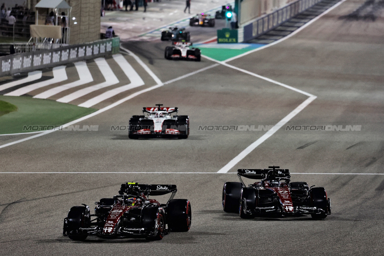 GP BAHRAIN, Zhou Guanyu (CHN) Alfa Romeo F1 Team C43 e Valtteri Bottas (FIN) Alfa Romeo F1 Team C43.

04.03.2023. Formula 1 World Championship, Rd 1, Bahrain Grand Prix, Sakhir, Bahrain, Qualifiche Day.

- www.xpbimages.com, EMail: requests@xpbimages.com © Copyright: Moy / XPB Images