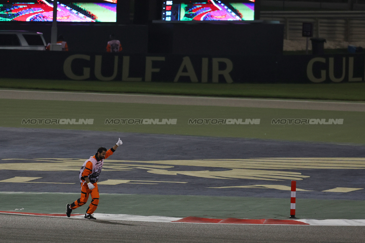 GP BAHRAIN, A marshal clears debris from the circuit.

04.03.2023. Formula 1 World Championship, Rd 1, Bahrain Grand Prix, Sakhir, Bahrain, Qualifiche Day.

- www.xpbimages.com, EMail: requests@xpbimages.com © Copyright: Moy / XPB Images
