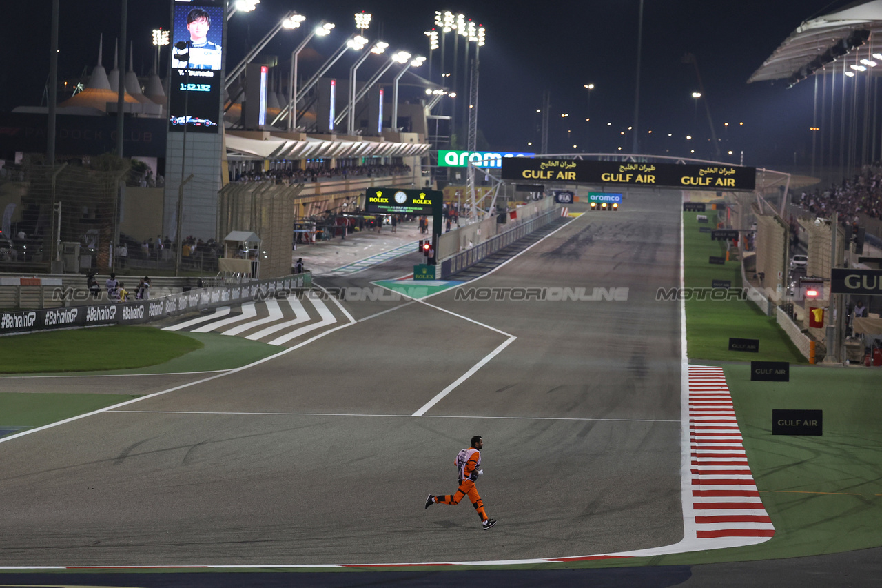 GP BAHRAIN, A marshal clears debris from the circuit.

04.03.2023. Formula 1 World Championship, Rd 1, Bahrain Grand Prix, Sakhir, Bahrain, Qualifiche Day.

- www.xpbimages.com, EMail: requests@xpbimages.com © Copyright: Moy / XPB Images