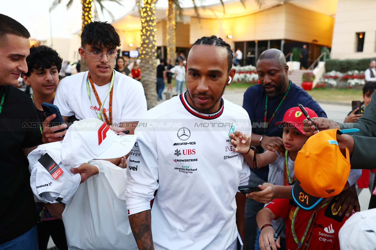 GP BAHRAIN, Lewis Hamilton (GBR) Mercedes AMG F1 with fans.

04.03.2023. Formula 1 World Championship, Rd 1, Bahrain Grand Prix, Sakhir, Bahrain, Qualifiche Day.

 - www.xpbimages.com, EMail: requests@xpbimages.com © Copyright: Coates / XPB Images