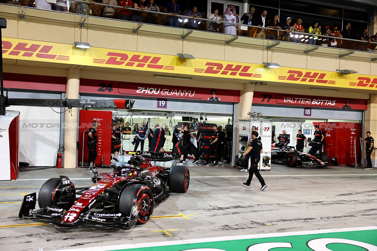 GP BAHRAIN, Zhou Guanyu (CHN) Alfa Romeo F1 Team C43 e Valtteri Bottas (FIN) Alfa Romeo F1 Team C43 leave the pits.

04.03.2023. Formula 1 World Championship, Rd 1, Bahrain Grand Prix, Sakhir, Bahrain, Qualifiche Day.

- www.xpbimages.com, EMail: requests@xpbimages.com © Copyright: Batchelor / XPB Images