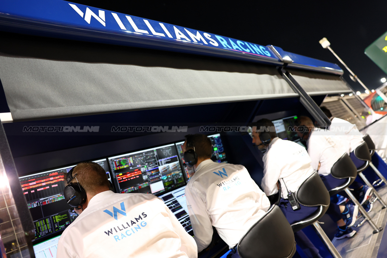 GP BAHRAIN, Williams Racing pit gantry.

04.03.2023. Formula 1 World Championship, Rd 1, Bahrain Grand Prix, Sakhir, Bahrain, Qualifiche Day.

- www.xpbimages.com, EMail: requests@xpbimages.com © Copyright: Batchelor / XPB Images