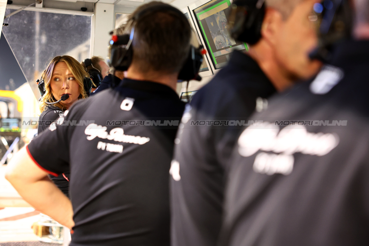 GP BAHRAIN, Ruth Buscombe (GBR) Alfa Romeo F1 Team Head of Gara Strategy on the pit gantry.

04.03.2023. Formula 1 World Championship, Rd 1, Bahrain Grand Prix, Sakhir, Bahrain, Qualifiche Day.

- www.xpbimages.com, EMail: requests@xpbimages.com © Copyright: Batchelor / XPB Images