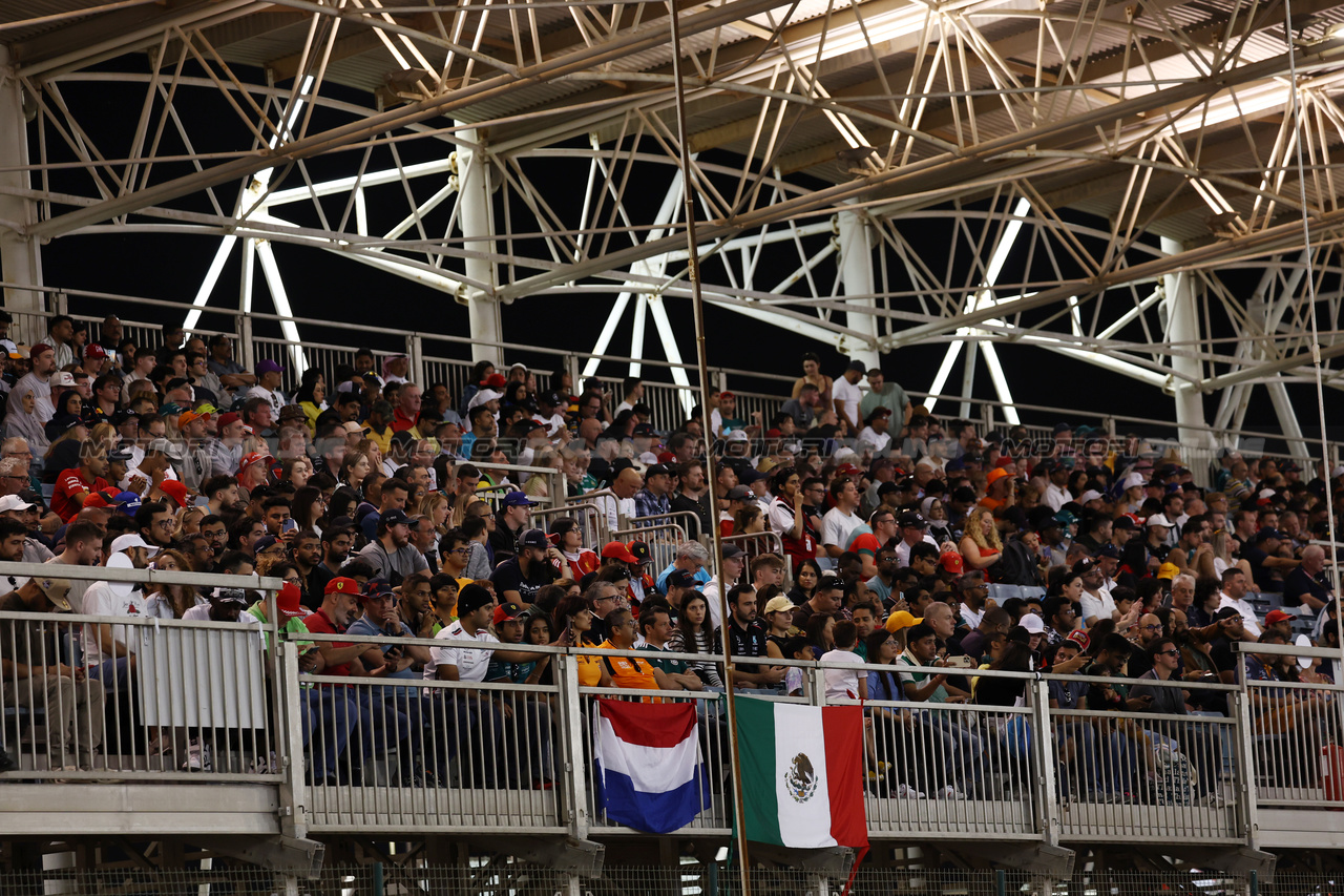 GP BAHRAIN, Circuit Atmosfera - fans in the grandstand.

04.03.2023. Formula 1 World Championship, Rd 1, Bahrain Grand Prix, Sakhir, Bahrain, Qualifiche Day.

- www.xpbimages.com, EMail: requests@xpbimages.com © Copyright: Moy / XPB Images