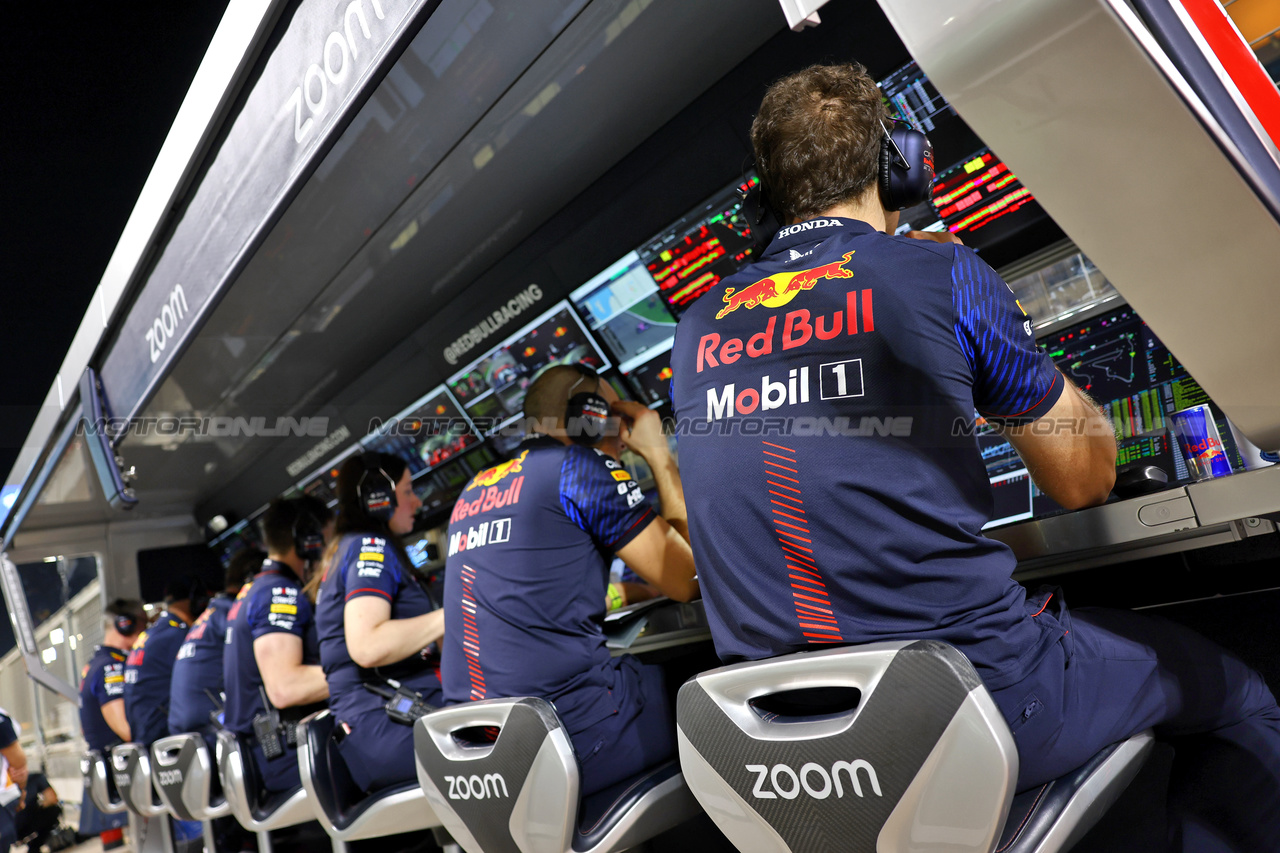 GP BAHRAIN, Red Bull Racing pit gantry.

04.03.2023. Formula 1 World Championship, Rd 1, Bahrain Grand Prix, Sakhir, Bahrain, Qualifiche Day.

- www.xpbimages.com, EMail: requests@xpbimages.com © Copyright: Batchelor / XPB Images